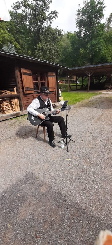Singen am Lagerfeuer mit Festus