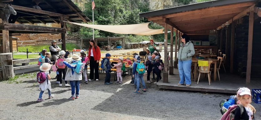 110 Kinder kommen an